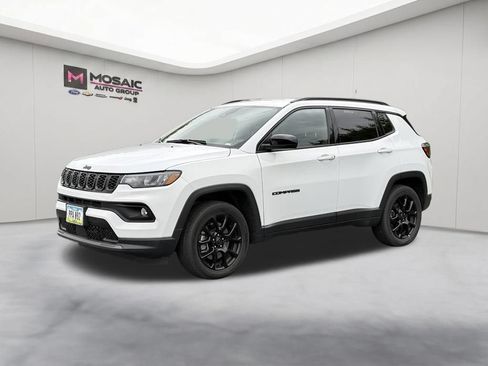 Used 2025 Jeep Compass Latitude w/ Convenience Group AWD/4WD image 4