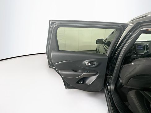 Used 2019 Jeep Cherokee Latitude w/ Popular Appearance Group FWD image 24