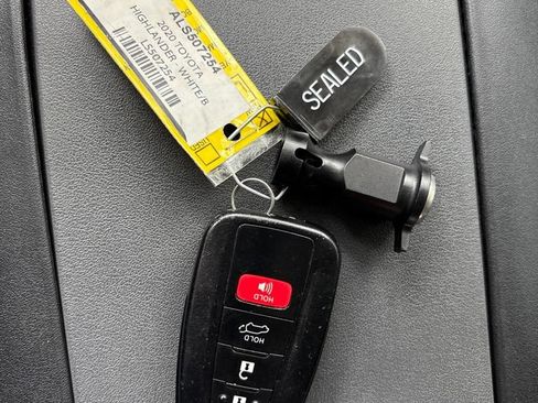 Used 2020 Toyota Highlander XLE FWD image 37