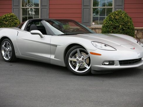 Used 2007 Chevrolet Corvette Coupe w/ Preferred Equipment Group RWD image 9