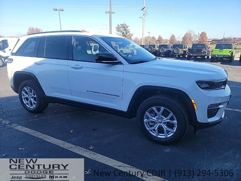 Used 2022 Jeep Grand Cherokee Limited image 3
