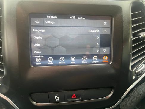 Used 2019 Jeep Cherokee Latitude Plus AWD/4WD image 31