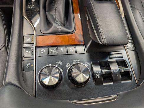 Used 2020 Lexus LX 570 4WD w/ Luxury Package image 27