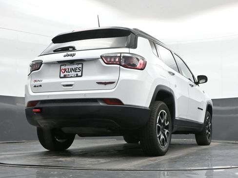 Used 2025 Jeep Compass Trailhawk AWD/4WD image 43