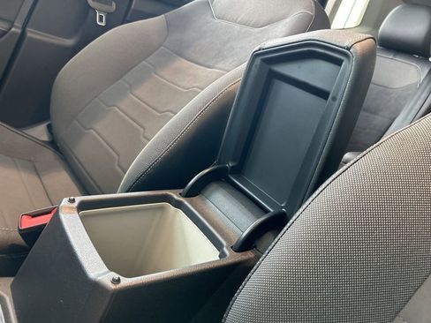 Used 2025 Volkswagen Taos SE image 30