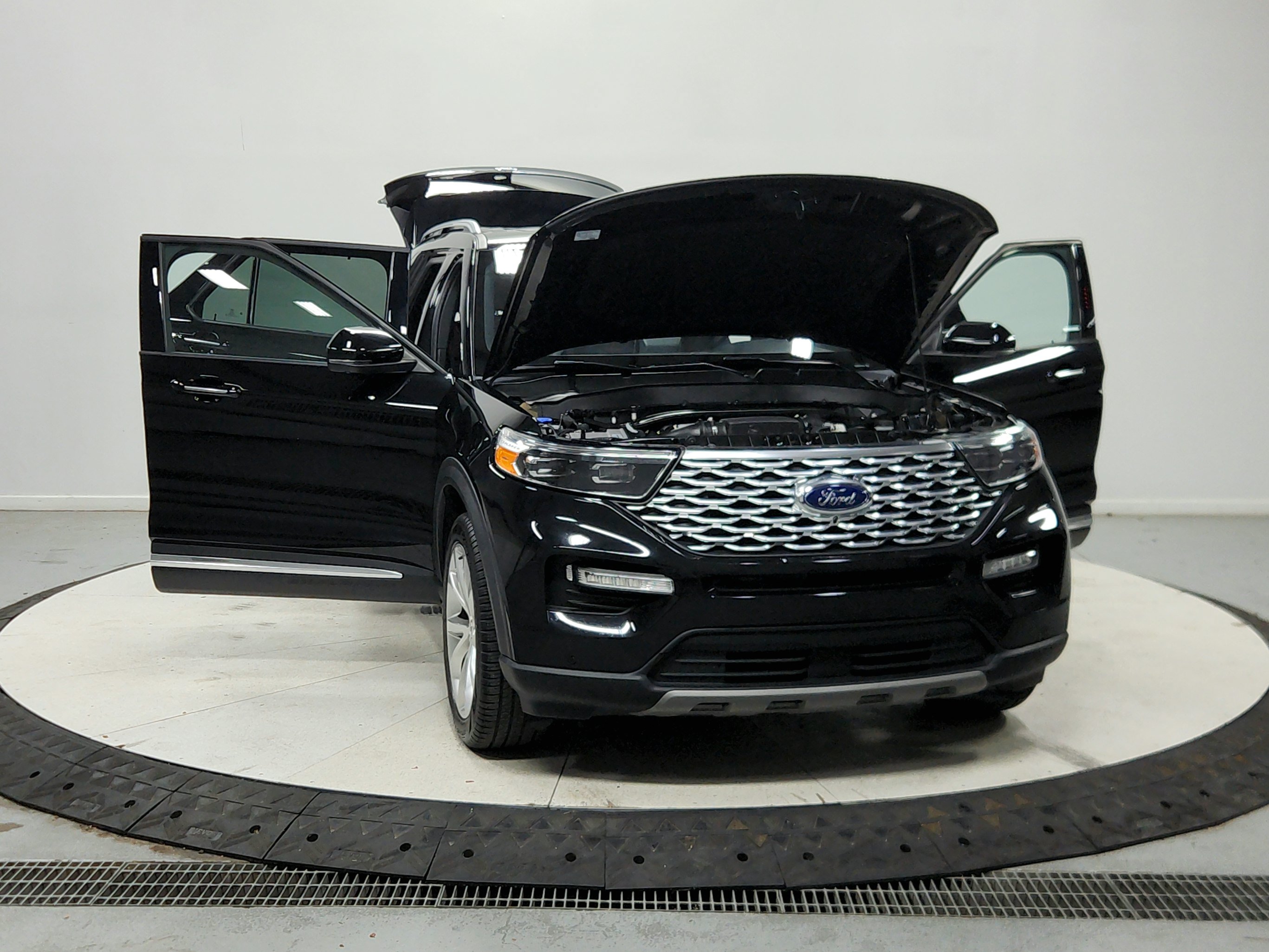 Used 2023 Ford Explorer Platinum w/ Technology Package AWD/4WD image 11
