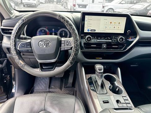 Used 2023 Toyota Highlander XLE image 25