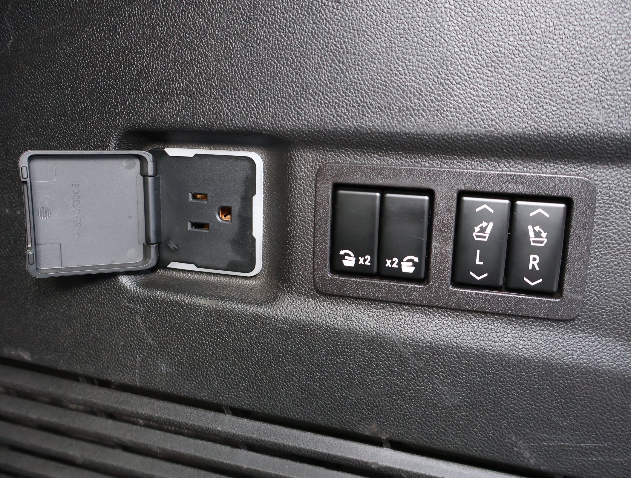 Used 2023 GMC Yukon XL AT4 w/ LPO, Floor Liner Package AWD/4WD image 30