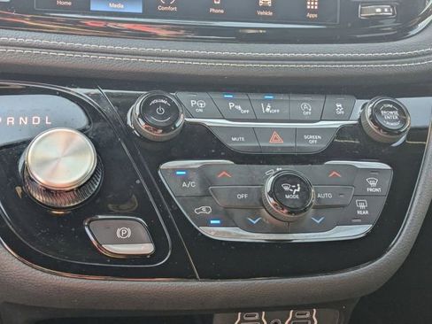 Used 2023 Chrysler Pacifica Touring-L w/ S Appearance Package image 20