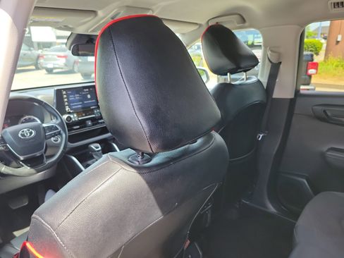 Used 2021 Toyota Highlander LE FWD image 13