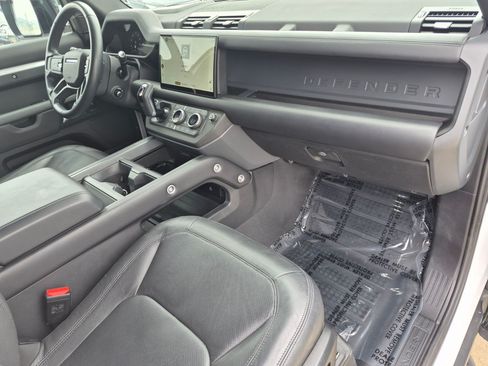 Used 2025 Land Rover Defender 130 X-Dynamic SE AWD/4WD image 28