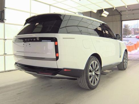 Used 2023 Land Rover Range Rover SE image 2