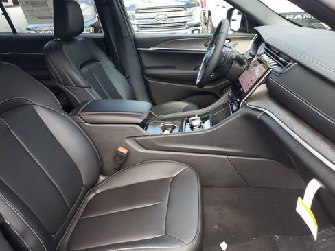 New 2025 Jeep Grand Cherokee L Limited w/ Black Appearance Package AWD/4WD image 22