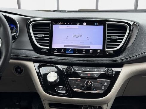 Used 2022 Chrysler Pacifica Touring-L w/ Uconnect Theater Family Group AWD/4WD image 21