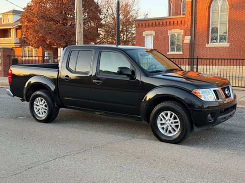 Used 2019 Nissan Frontier SV image 2