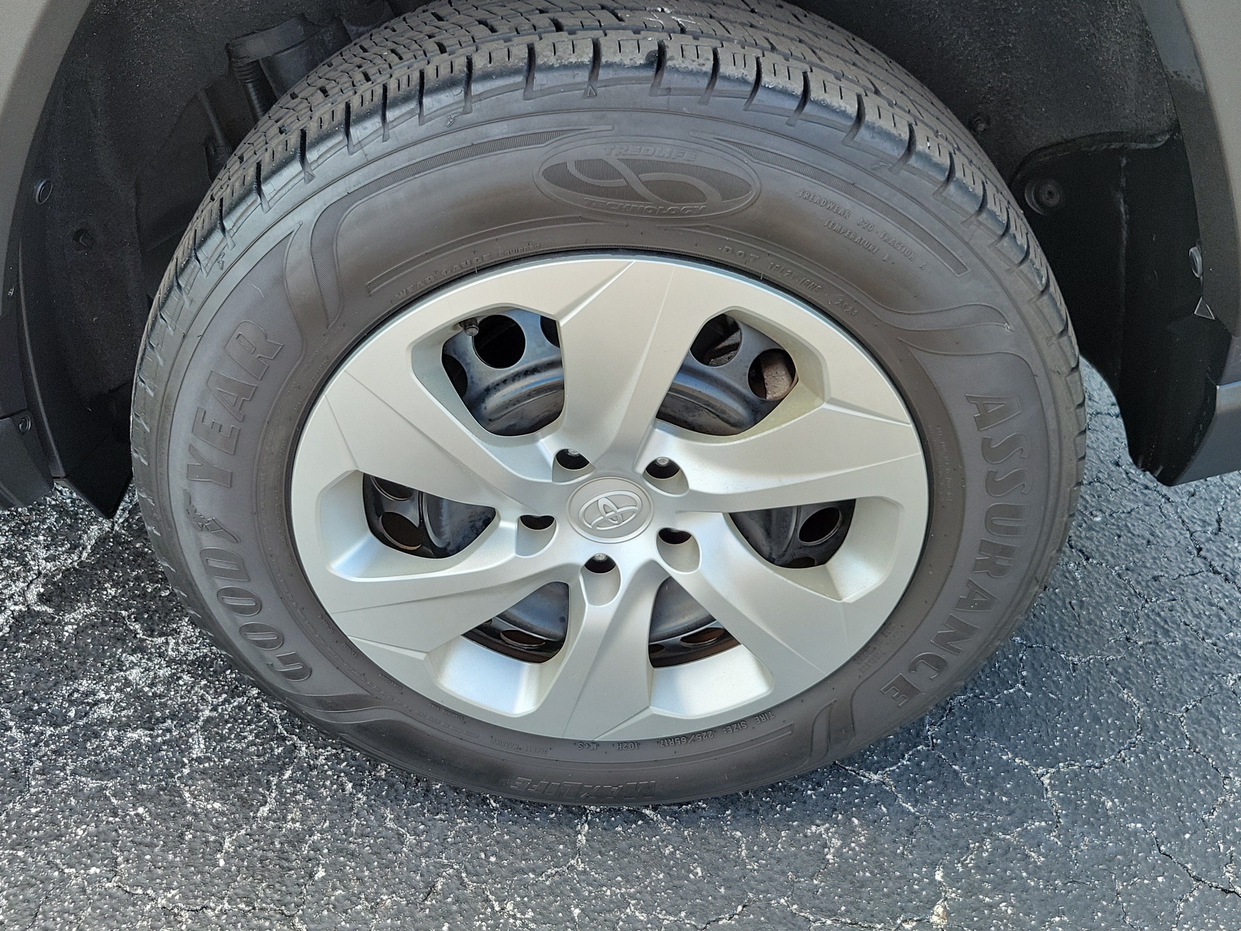 Used 2019 Toyota RAV4 LE FWD image 7