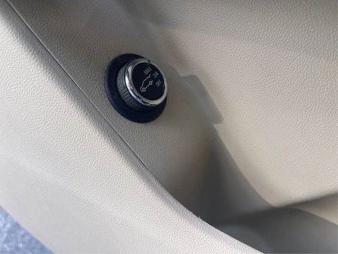 Used 2018 Cadillac XT5 FWD image 21