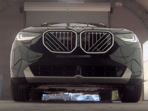 Used 2025 BMW X3 xDrive30i AWD/4WD image 3