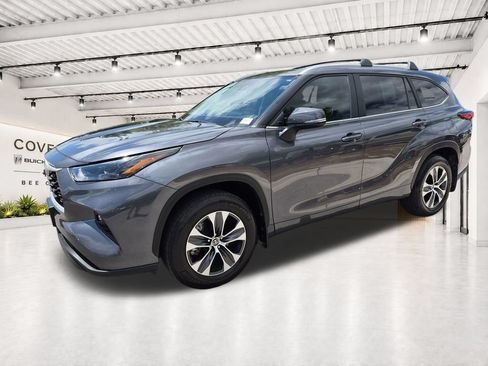 Used 2023 Toyota Highlander XLE AWD/4WD image 4