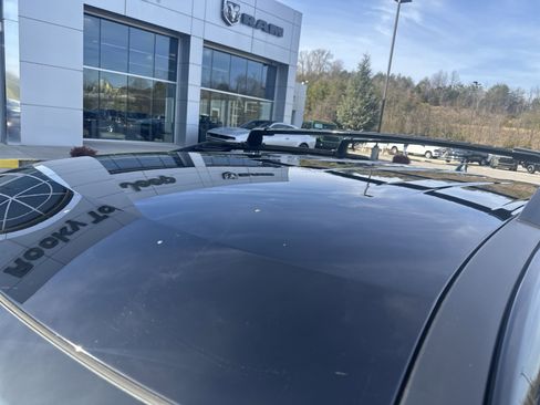 Used 2022 Nissan Pathfinder SL image 12