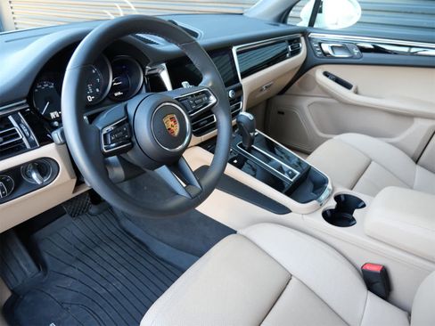 Used 2025 Porsche Macan image 4