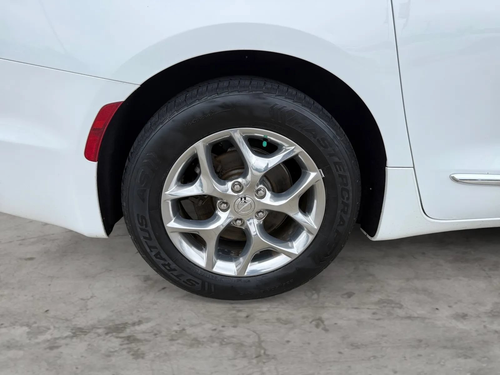 Used 2018 Chrysler Pacifica Limited FWD image 45