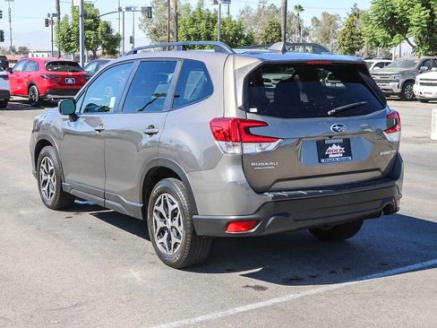 Used 2021 Subaru Forester Premium AWD/4WD image 8