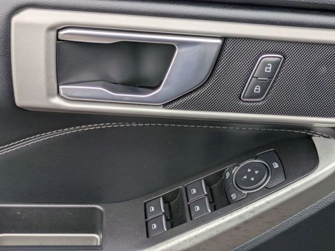 Used 2022 Ford Explorer XLT image 12