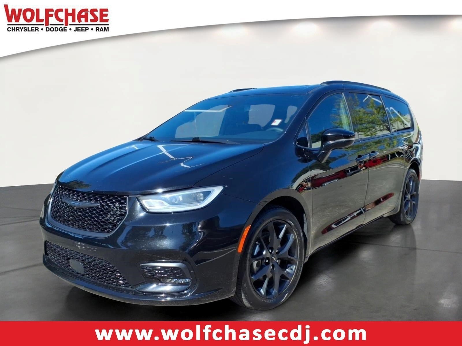 Certified 2025 Chrysler Pacifica Limited FWD image 1