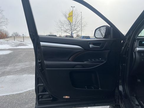 Used 2018 Toyota Highlander XLE image 8