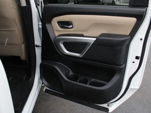 Used 2018 Nissan Titan SV image 33