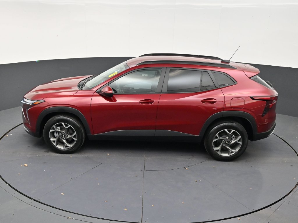 Used 2025 Chevrolet Trax LT FWD image 13