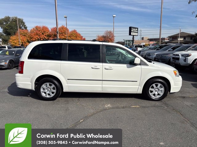 Used 2010 Chrysler Town & Country Touring FWD image 4