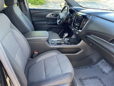 Used 2022 Chevrolet Traverse LT FWD image 17