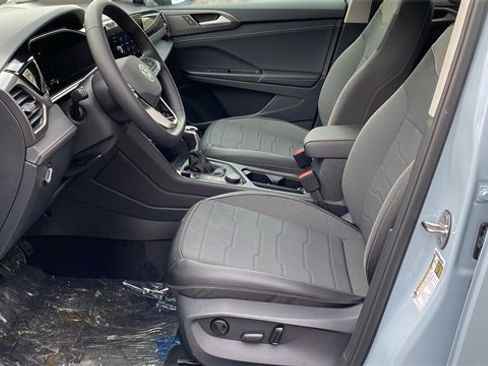 New 2026 Volkswagen Taos SE image 12