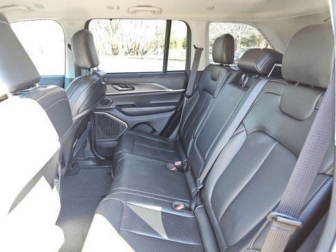 Used 2023 Jeep Grand Cherokee Limited w/ Luxury Tech Group II image 17