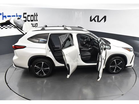 Used 2021 Toyota Highlander XSE AWD/4WD image 32