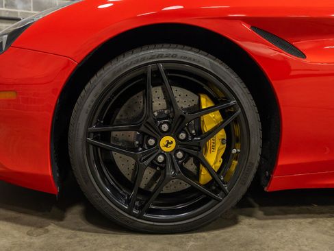 Used 2015 Ferrari California T RWD image 33