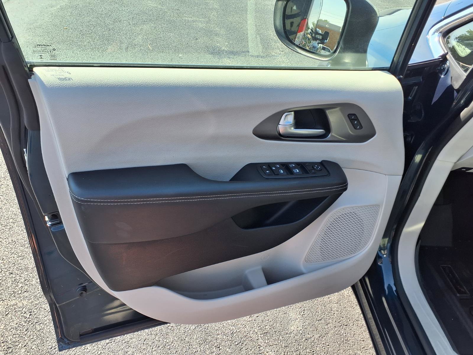 Used 2023 Chrysler Pacifica Touring-L FWD image 20