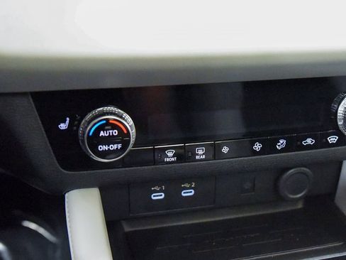 Used 2025 Mitsubishi Outlander SE image 19