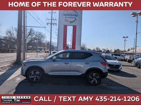 Used 2024 Volvo XC40 B5 Core image 1