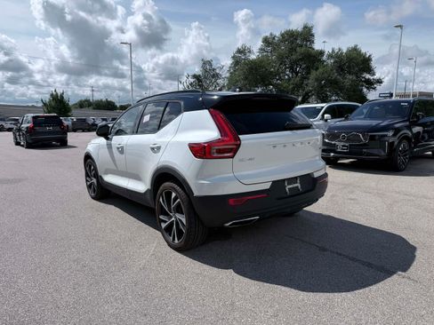 Used 2019 Volvo XC40 T4 R-Design FWD image 4