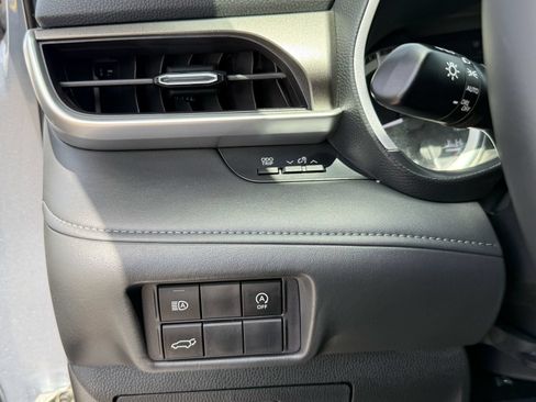Used 2024 Toyota Highlander XLE FWD image 15