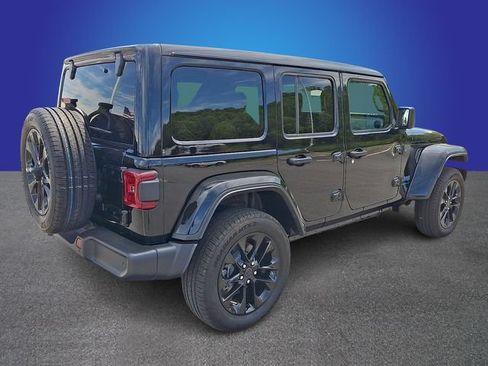 Used 2025 Jeep Wrangler Unlimited Sahara w/ Safety Group AWD/4WD image 4