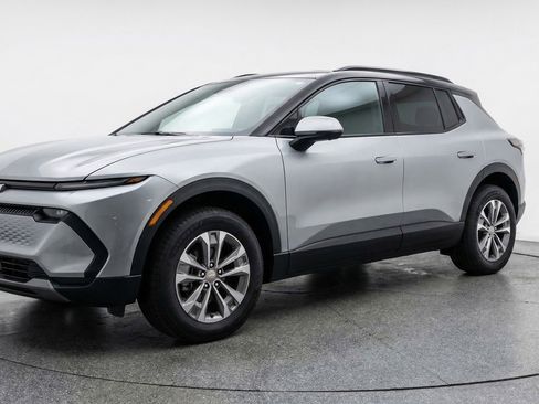 Used 2025 Chevrolet Equinox LT image 3