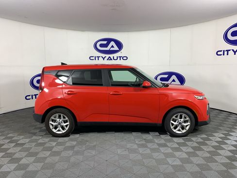 Used 2022 Kia Soul LX w/ Technology Package FWD image 2