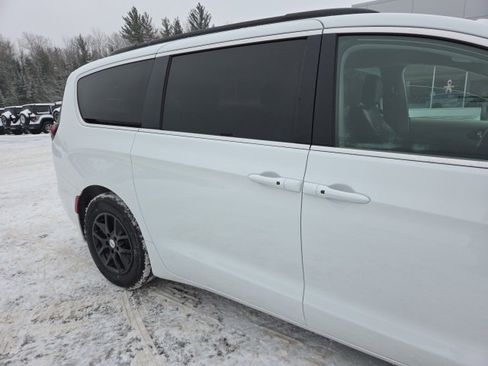 Used 2022 Chrysler Pacifica Touring-L image 29