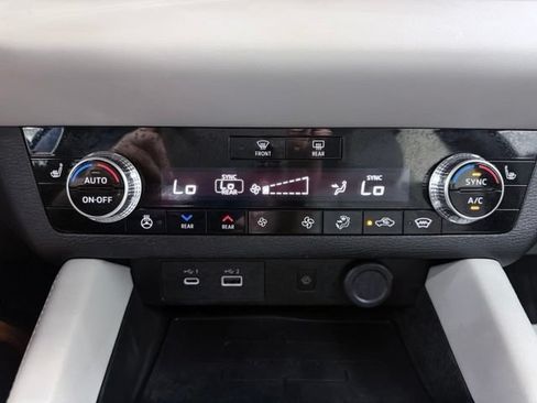 Used 2024 Mitsubishi Outlander SEL AWD/4WD image 26