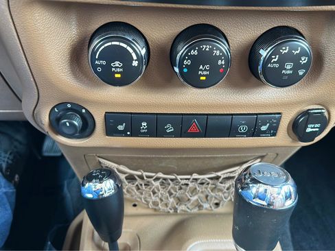 Used 2014 Jeep Wrangler Unlimited Rubicon w/ Connectivity Group AWD/4WD image 13