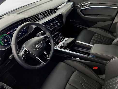 Used 2024 Audi Q8 e-tron Prestige image 9